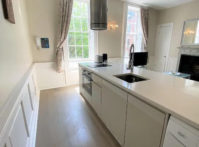 Elegant Georgian Near Clifton Village 布里斯托