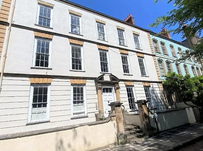 Elegant Georgian Near Clifton Village Apartment